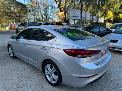 Hyundai Elantra SE - Image 3