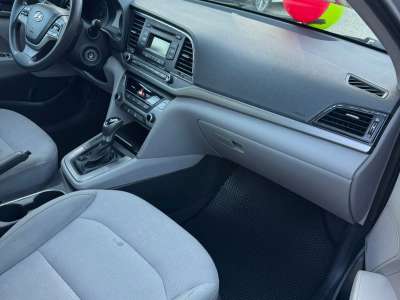 Hyundai Elantra SE - Image 7