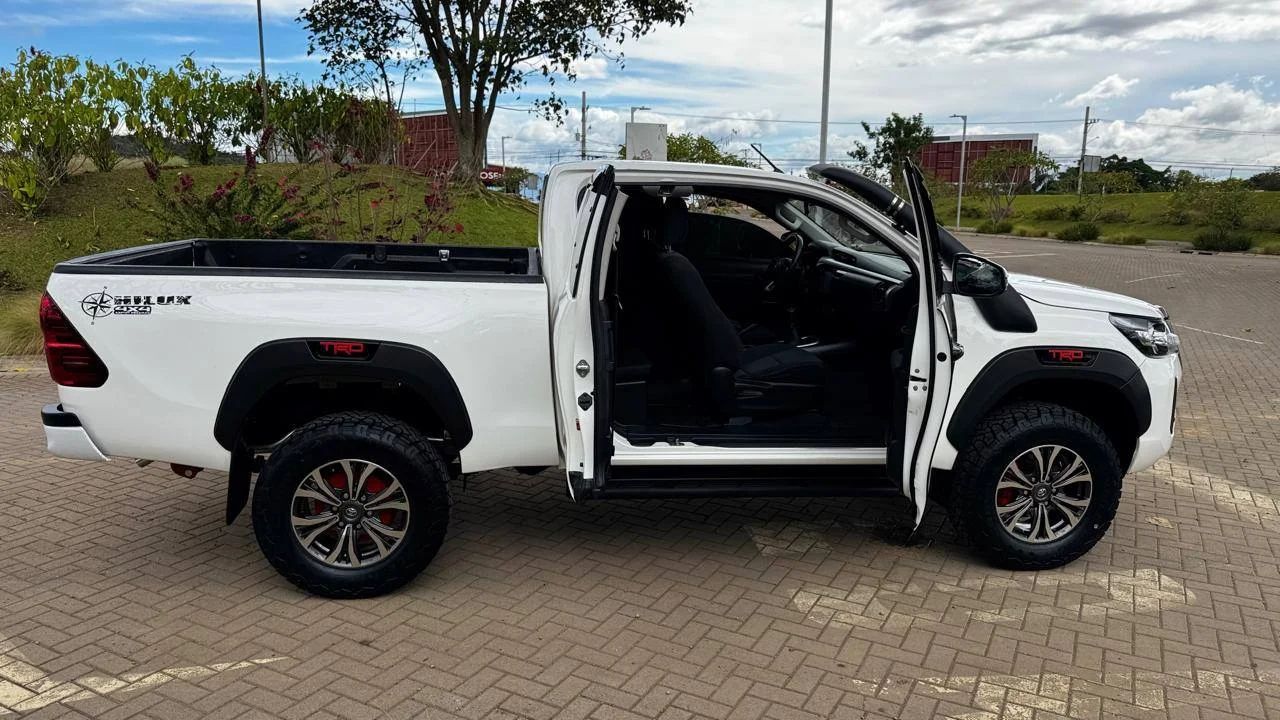 Toyota Hilux - Image 6