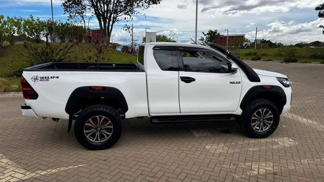 Toyota Hilux - Image 9