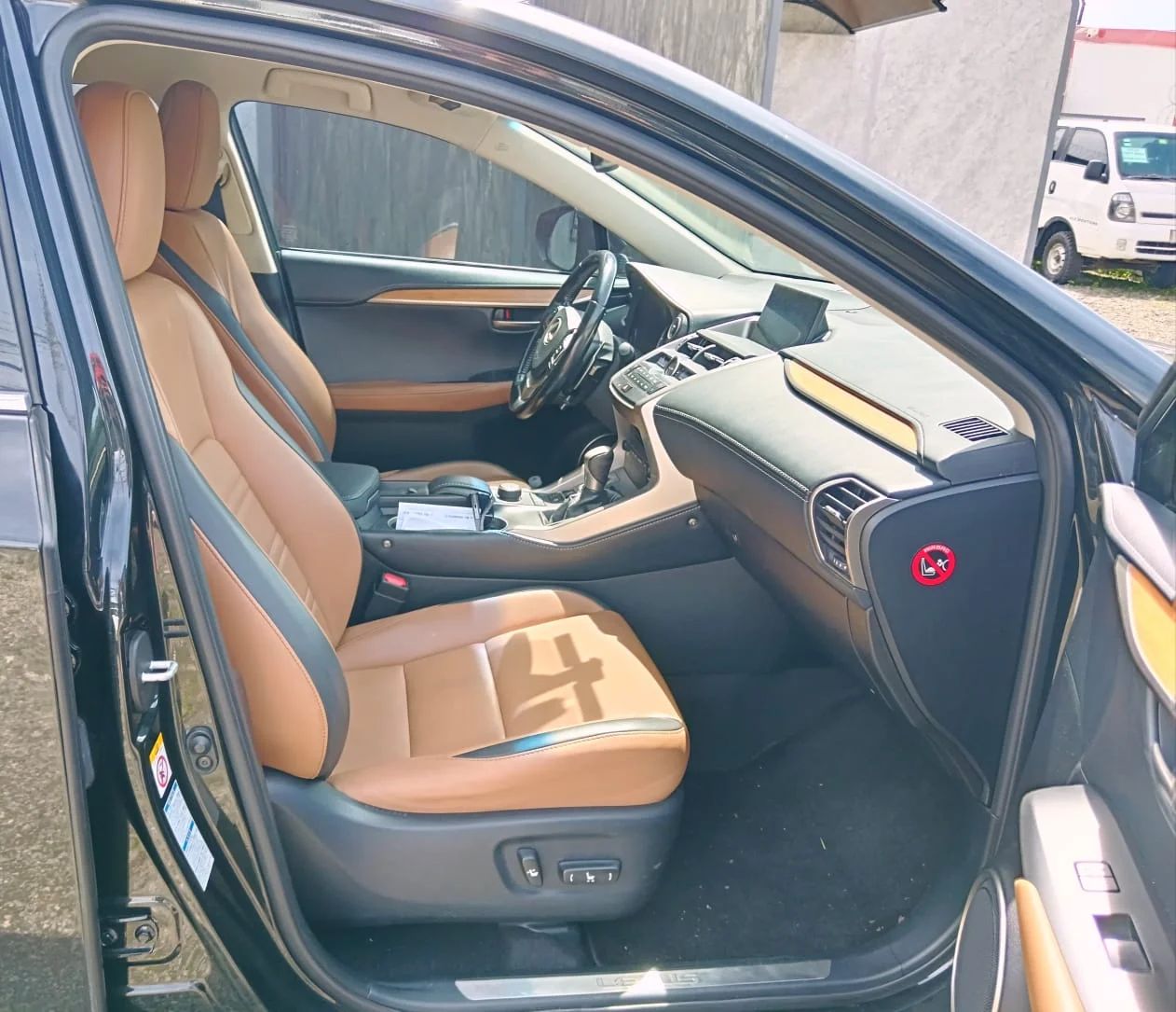 Lexus NX300H - Image 6