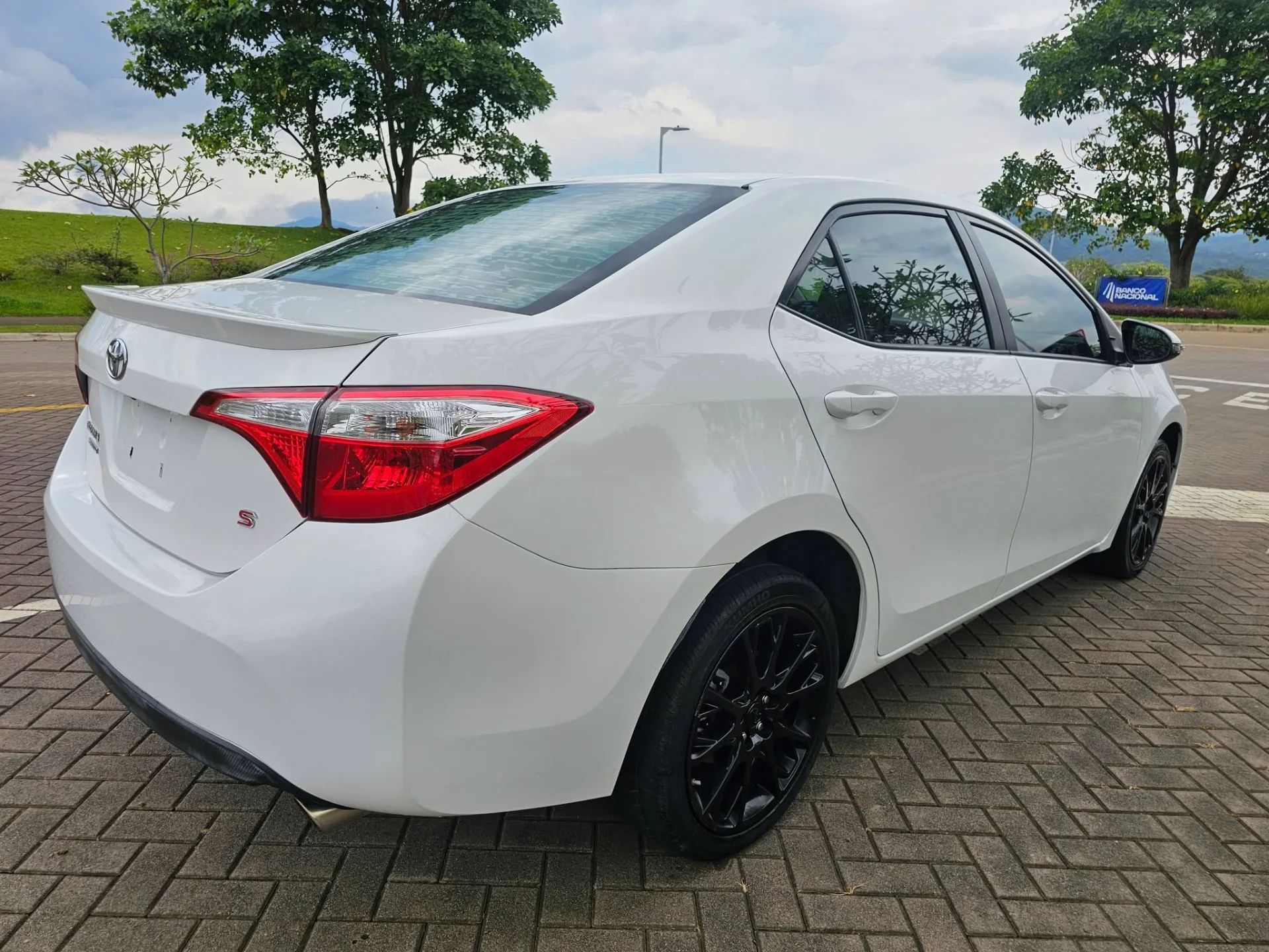 Toyota Corolla - Image 10