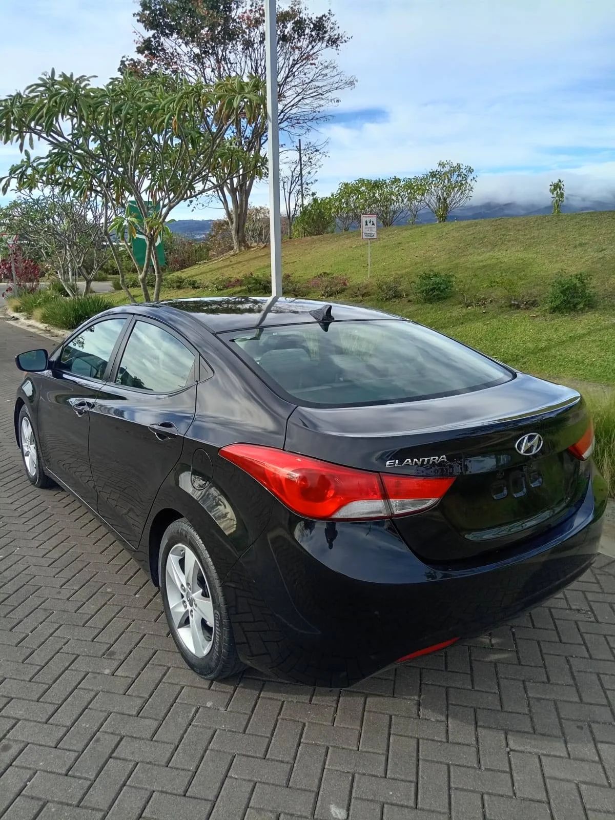 Hyundai Elantra - Image 3
