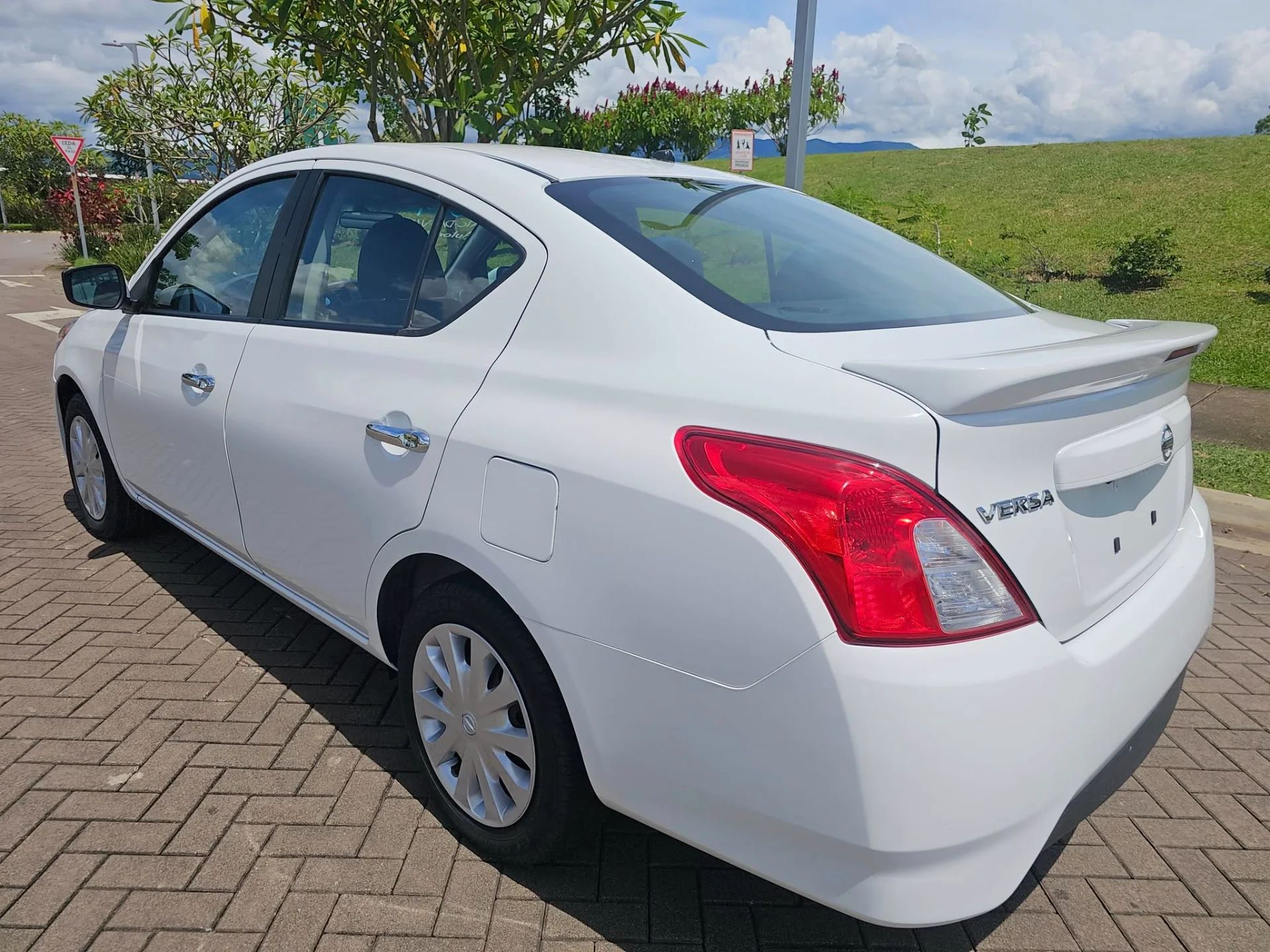 Nissan Versa - Image 4