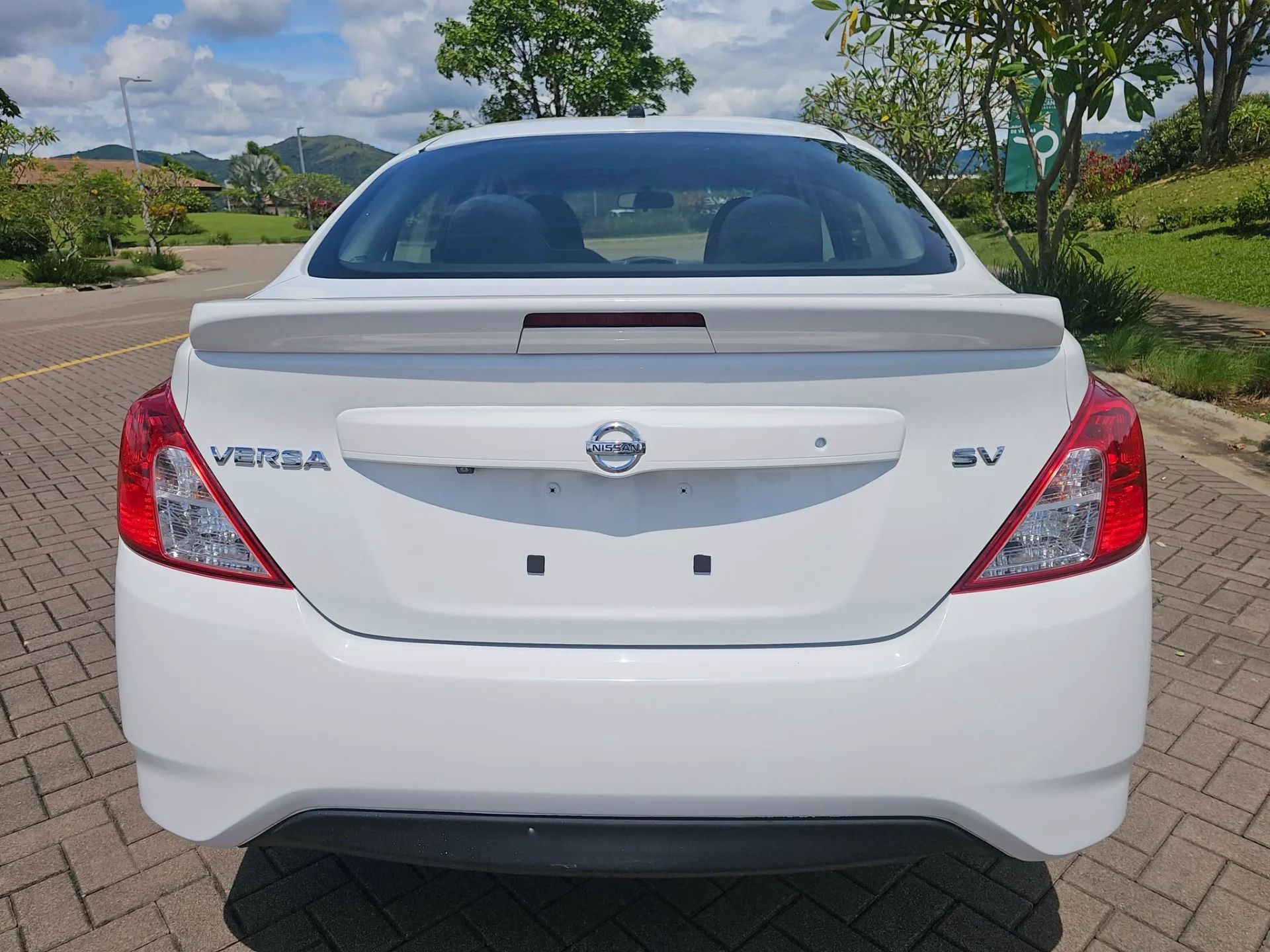 Nissan Versa - Image 10