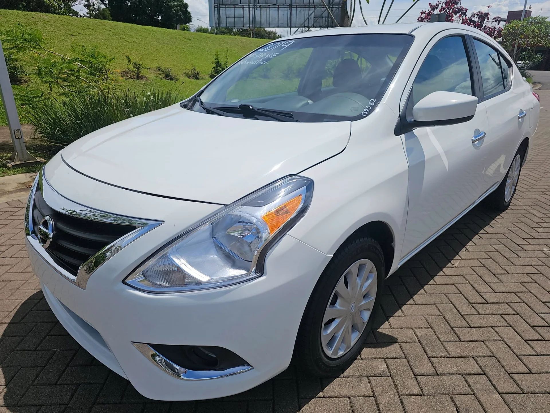 Nissan Versa - Image 11