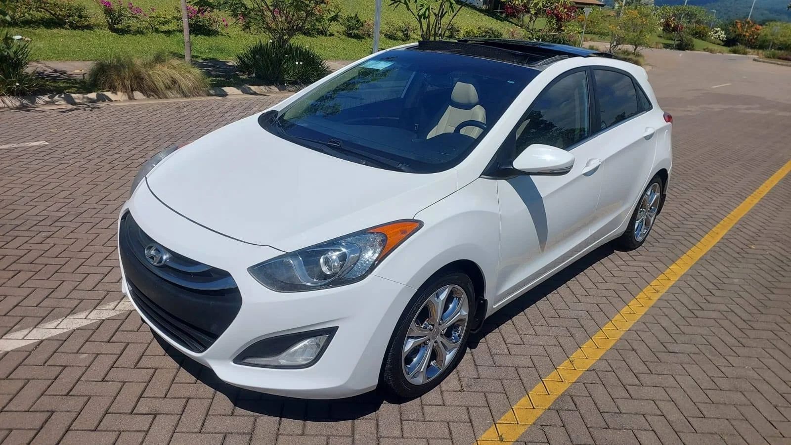 Hyundai Elantra GT - Image 2