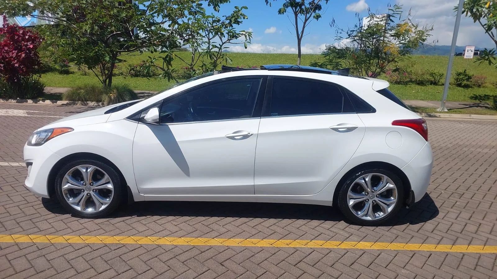 Hyundai Elantra GT - Image 7