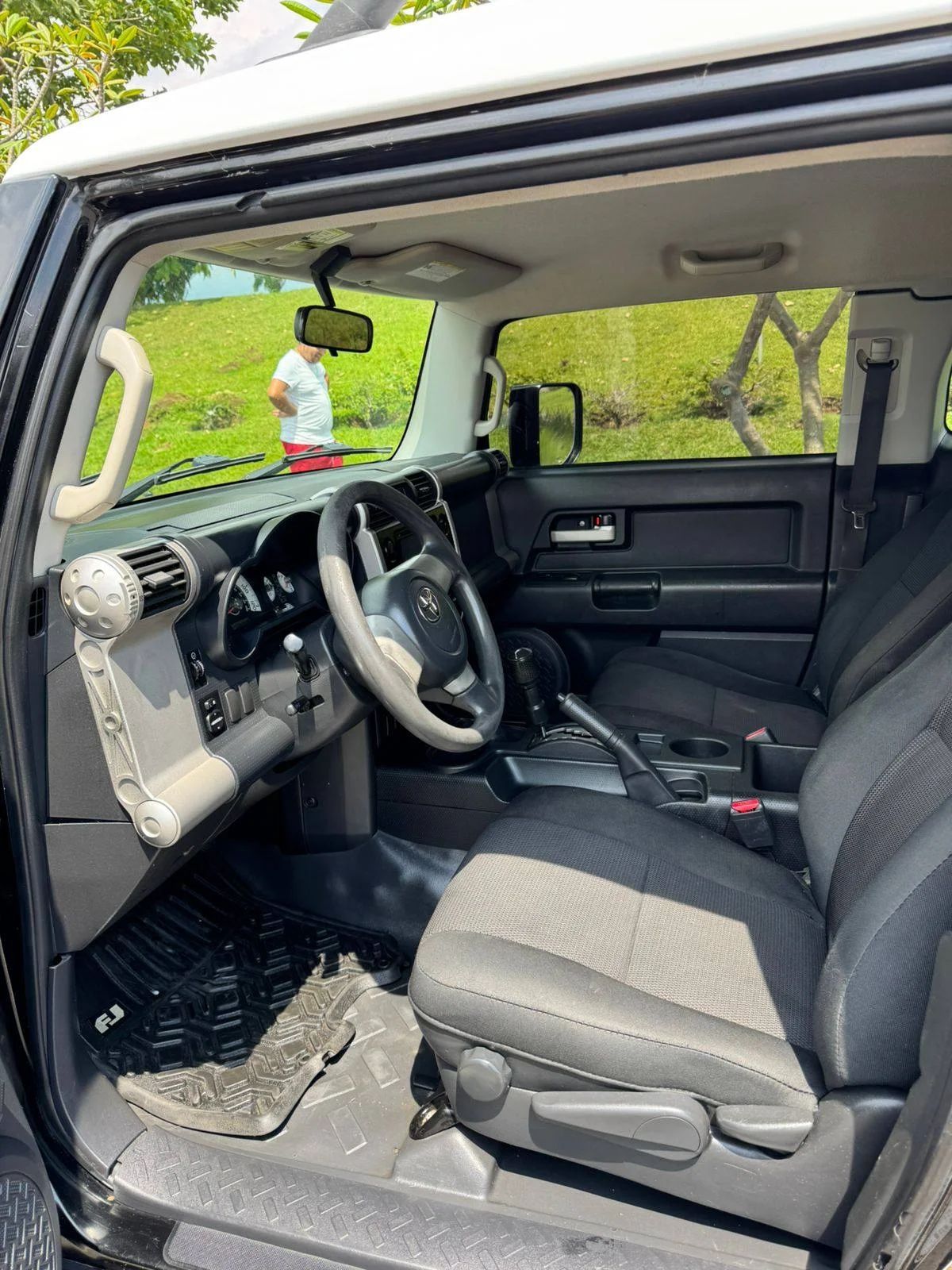 Toyota FJ Cruiser - Image 10