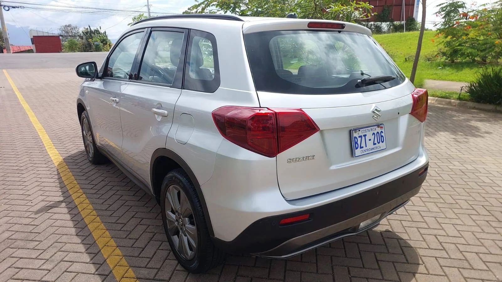 Suzuki Vitara - Image 10