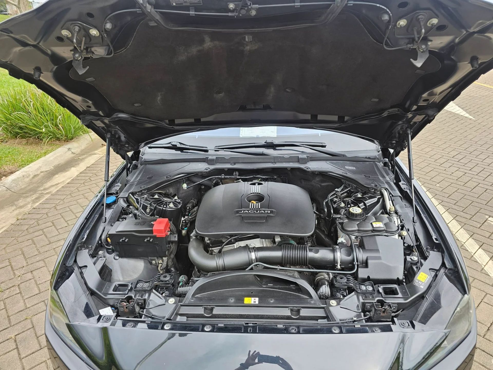 Jaguar XE 25T - Image 5