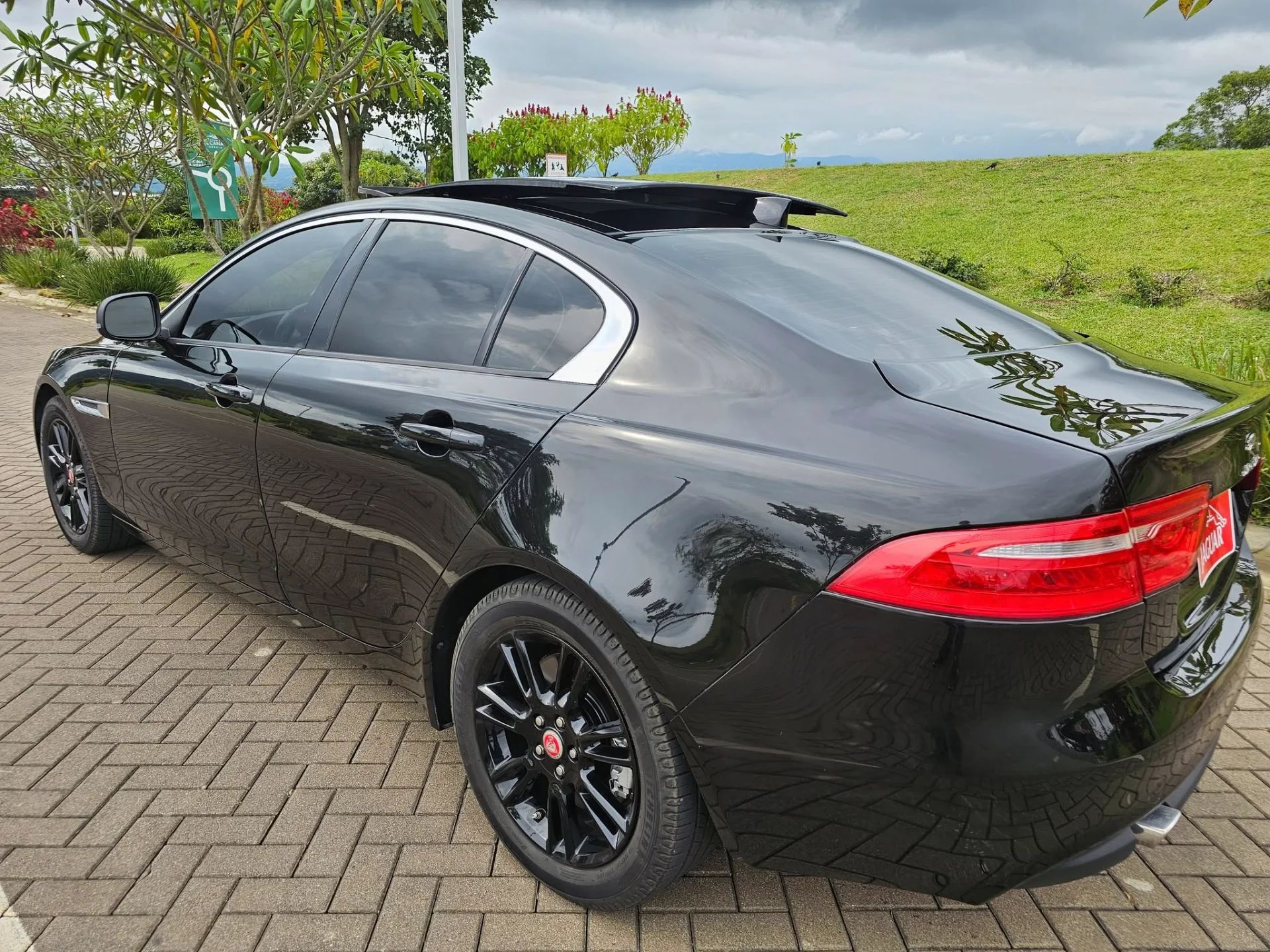Jaguar XE 25T - Image 7