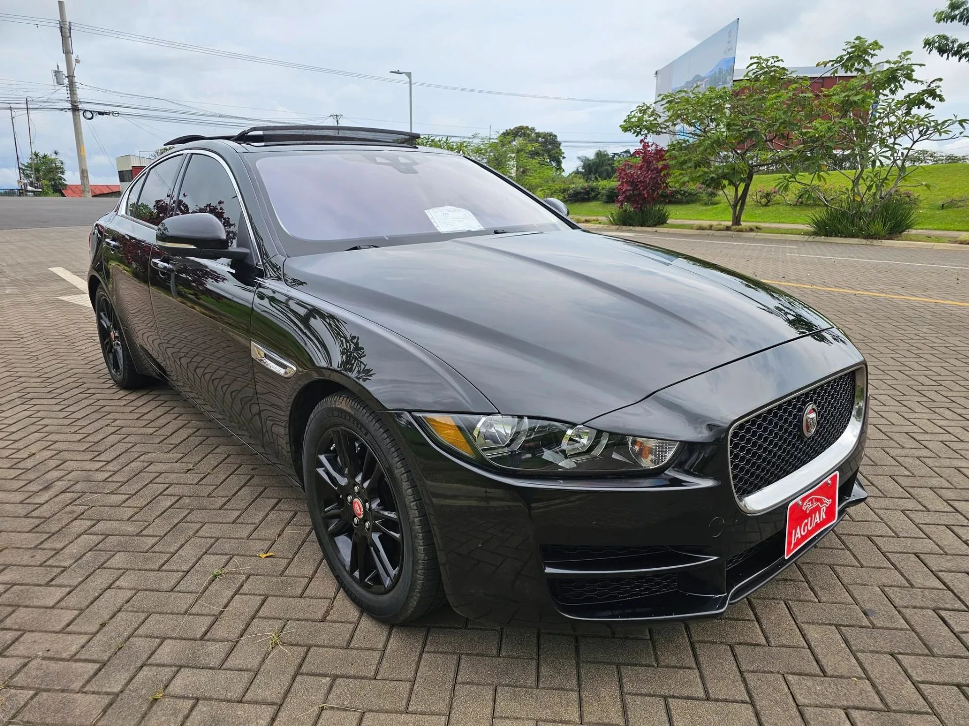 Jaguar XE 25T - Image 10