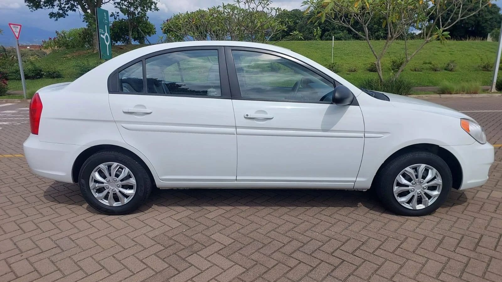 Hyundai Accent - Image 4