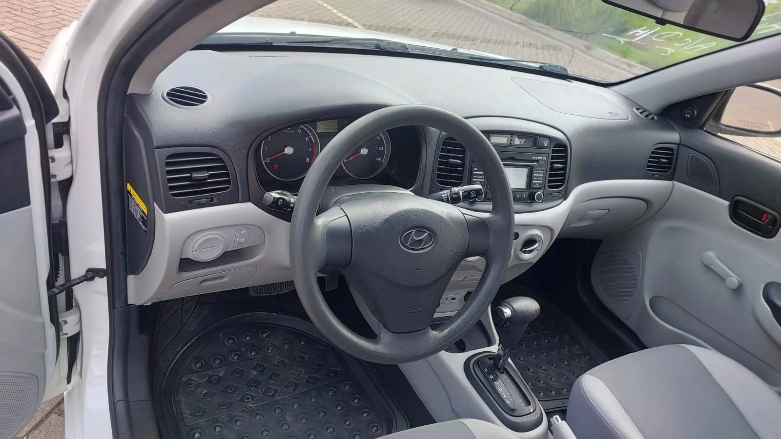 Hyundai Accent - Image 9