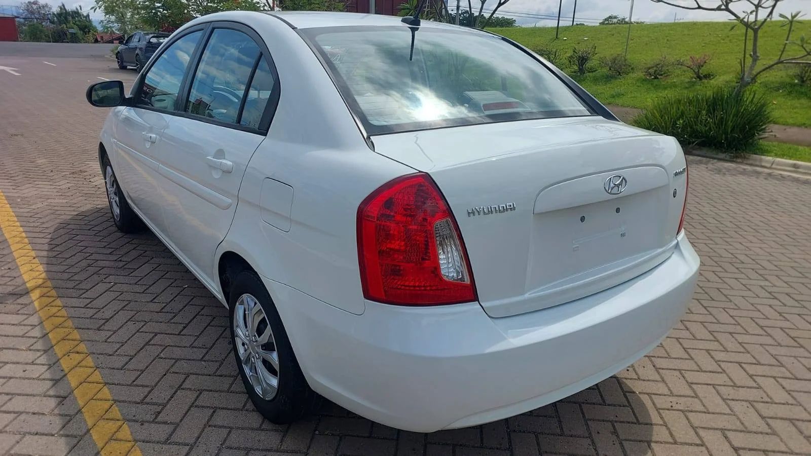 Hyundai Accent - Image 11