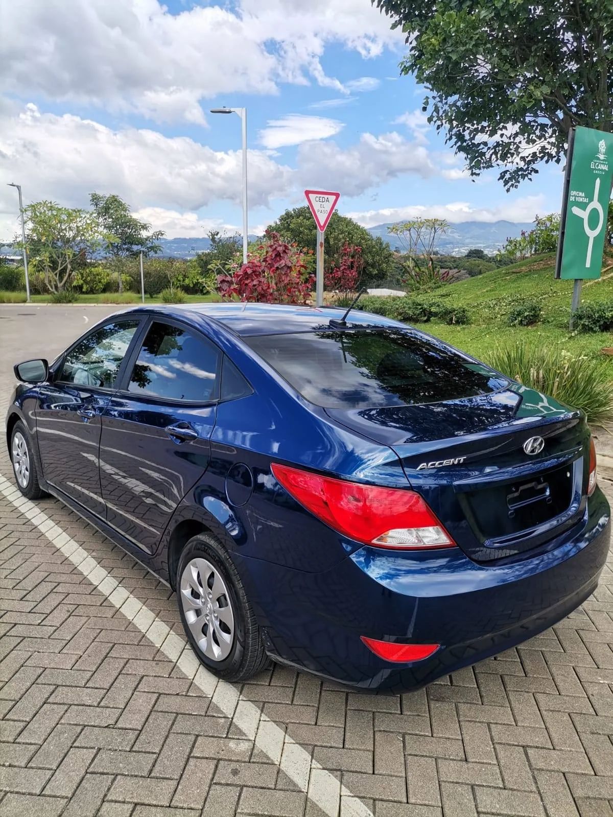 Hyundai Accent - Image 2