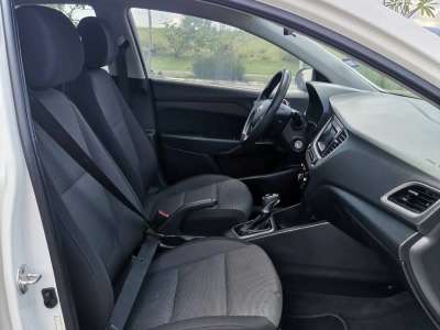 Hyundai Accent - Image 2