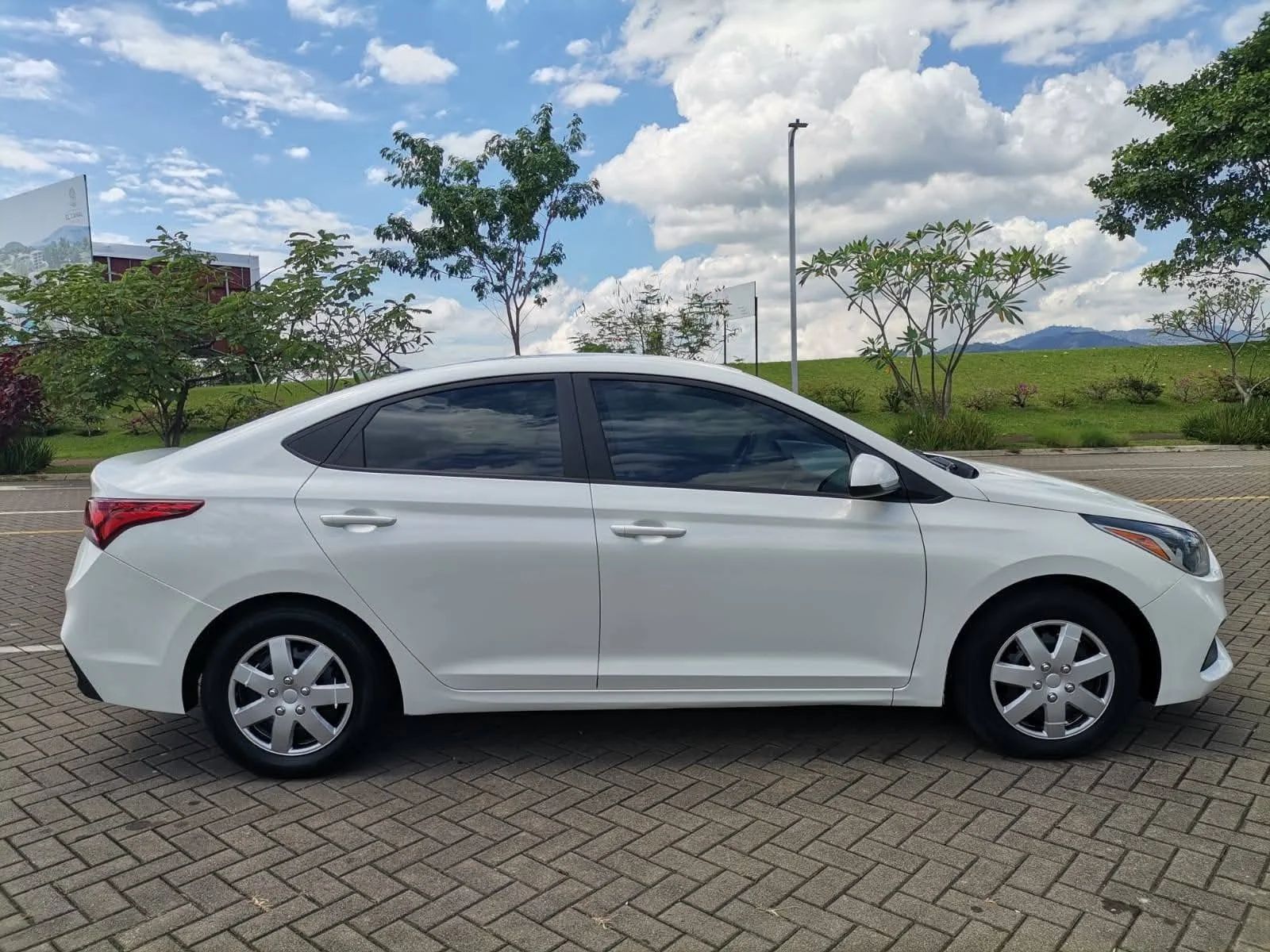 Hyundai Accent - Image 7