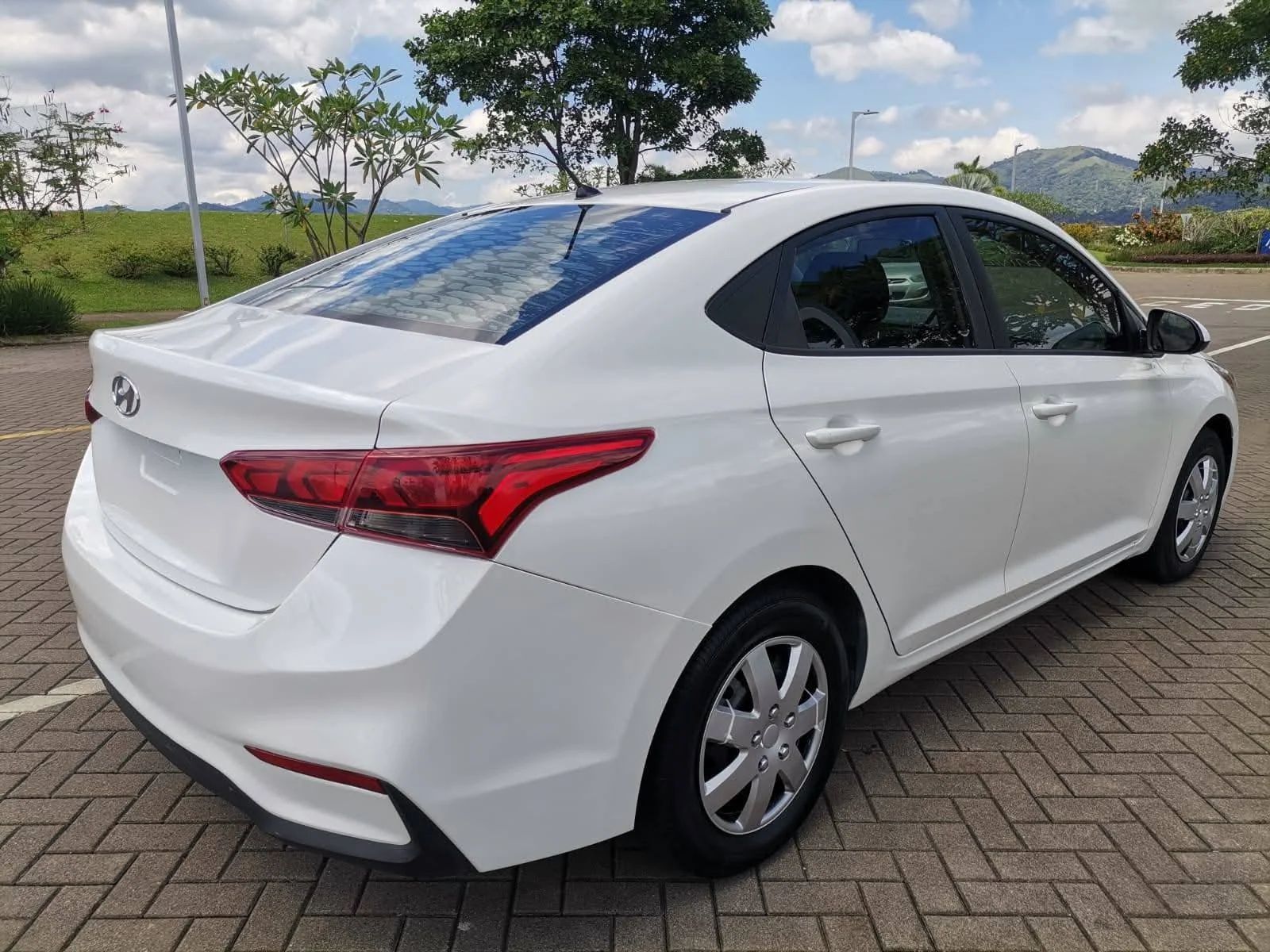 Hyundai Accent - Image 8