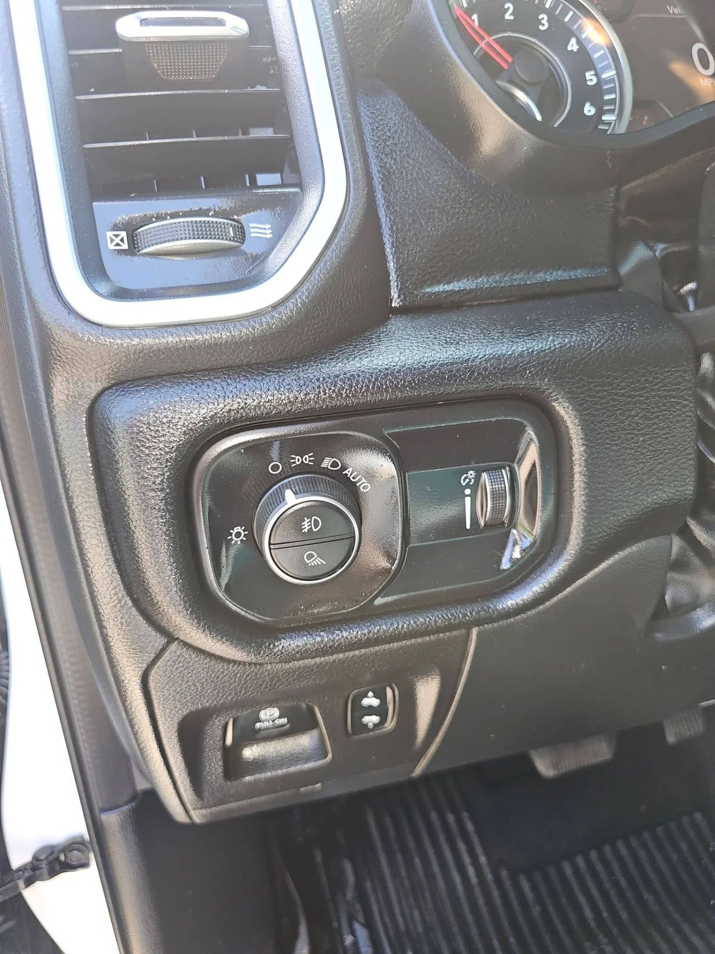 Dodge Ram 1500 - Image 7