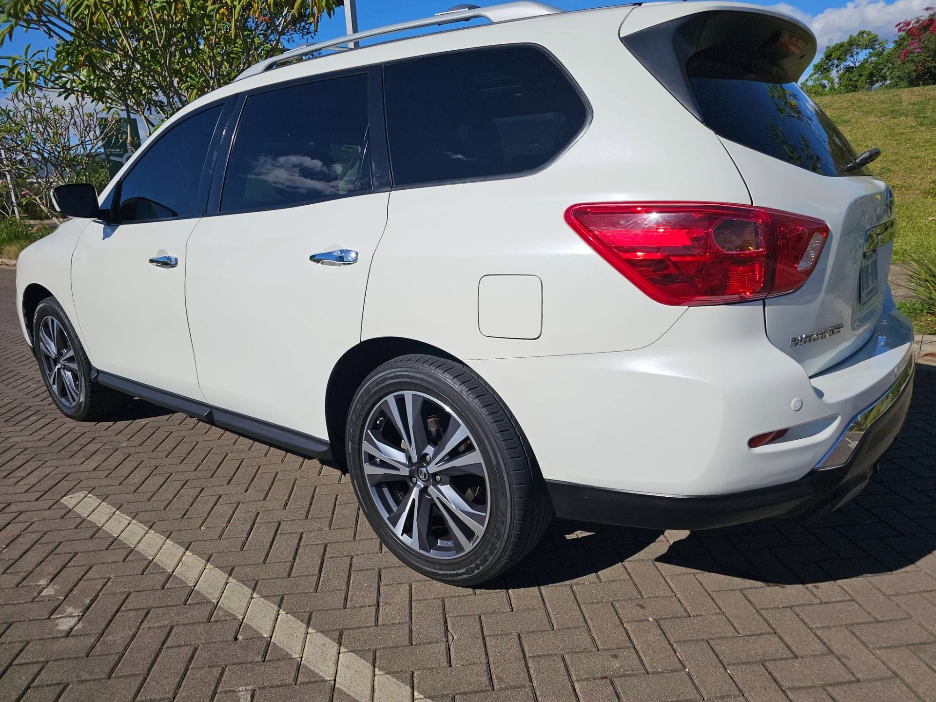 Nissan Pathfinder - Image 3