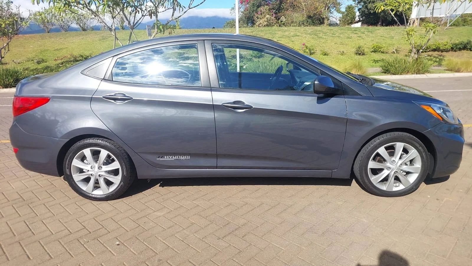 Hyundai Accent - Image 2