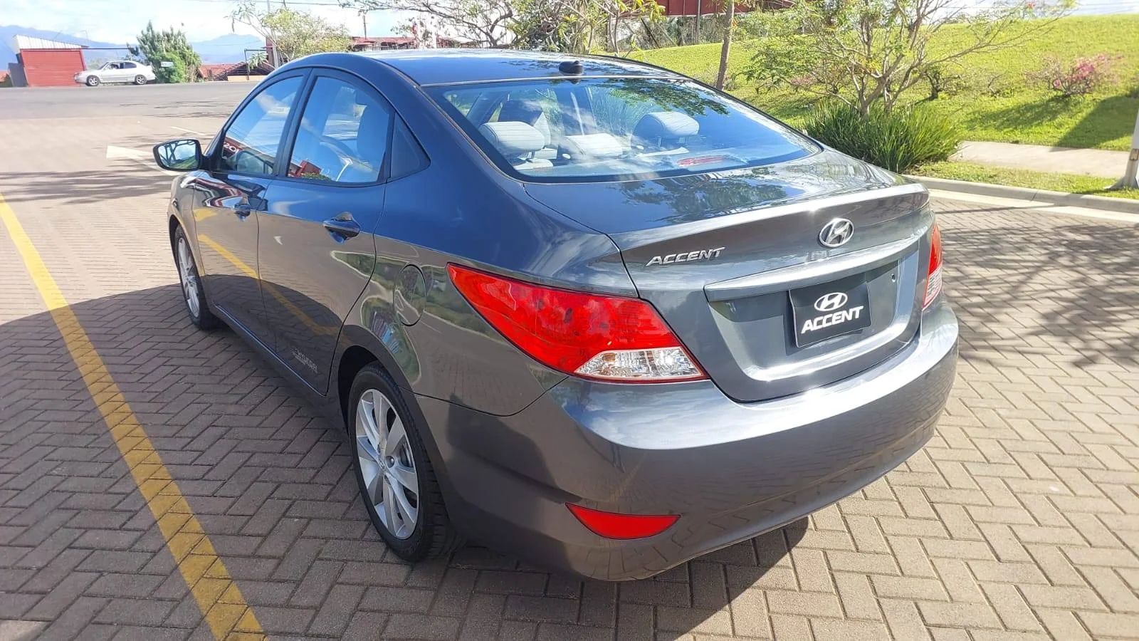 Hyundai Accent - Image 5