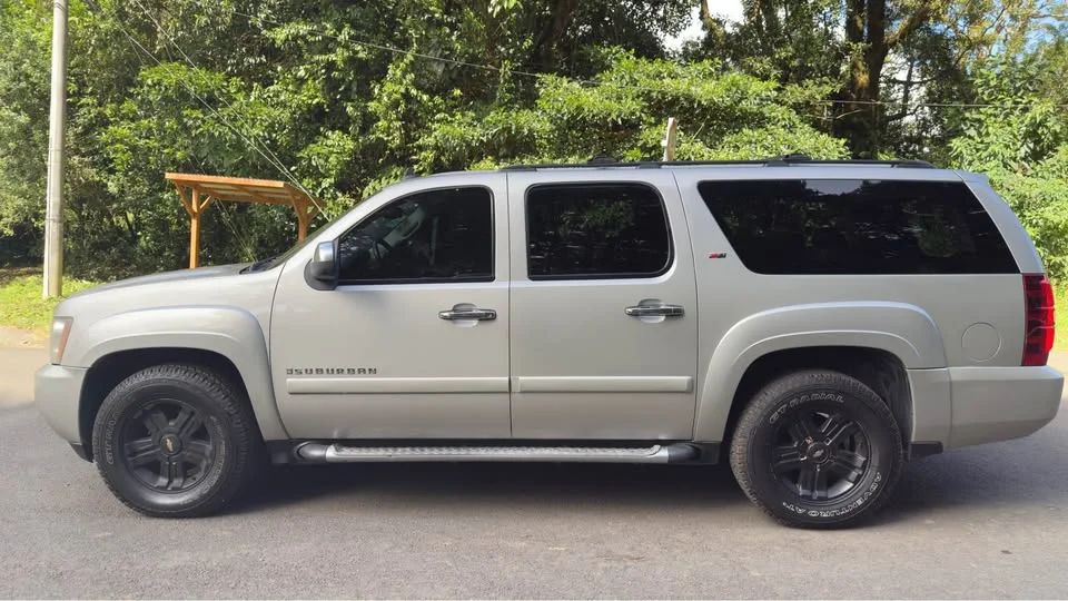 Chevrolet Suburban - Image 1