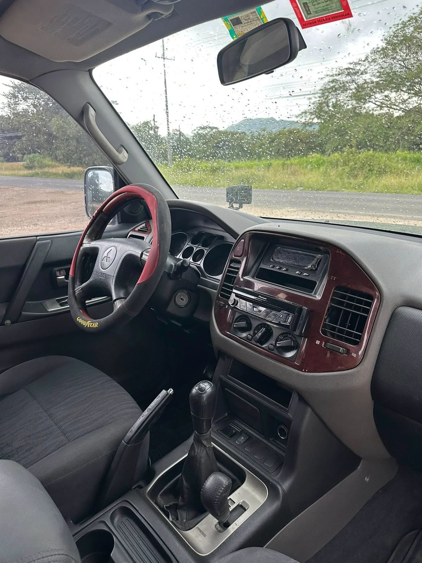 Mitsubishi Montero - Image 2