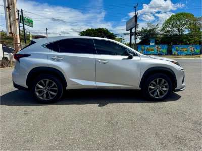 Lexus NX300H - Image 4