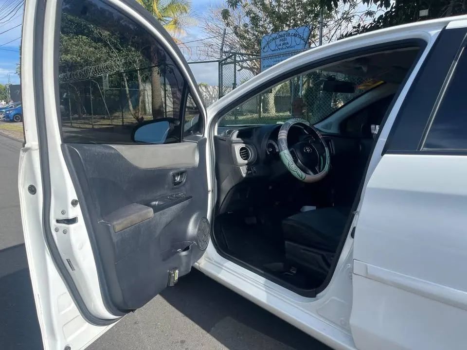Toyota Yaris SE - Image 9