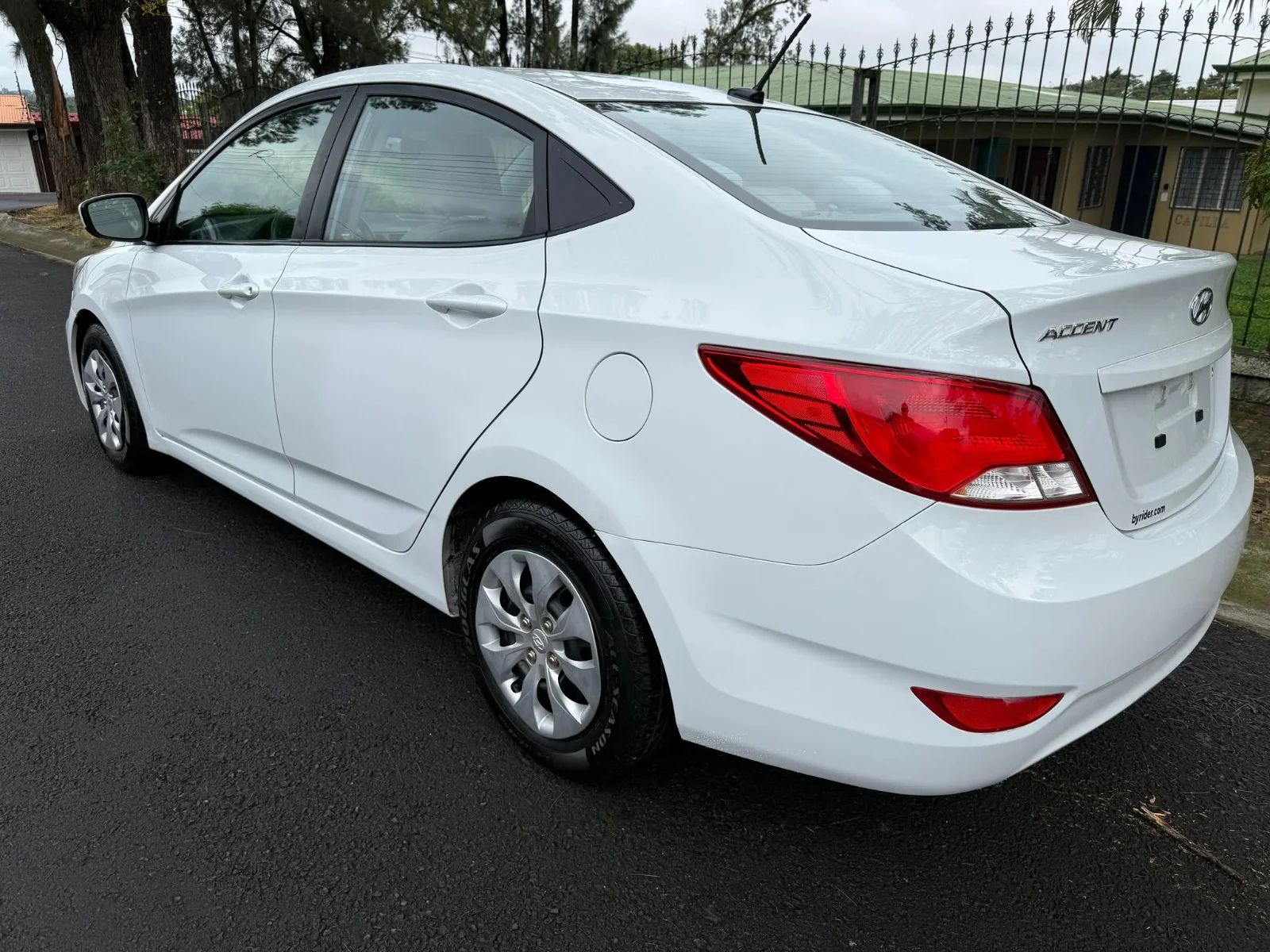 Hyundai Accent - Image 2