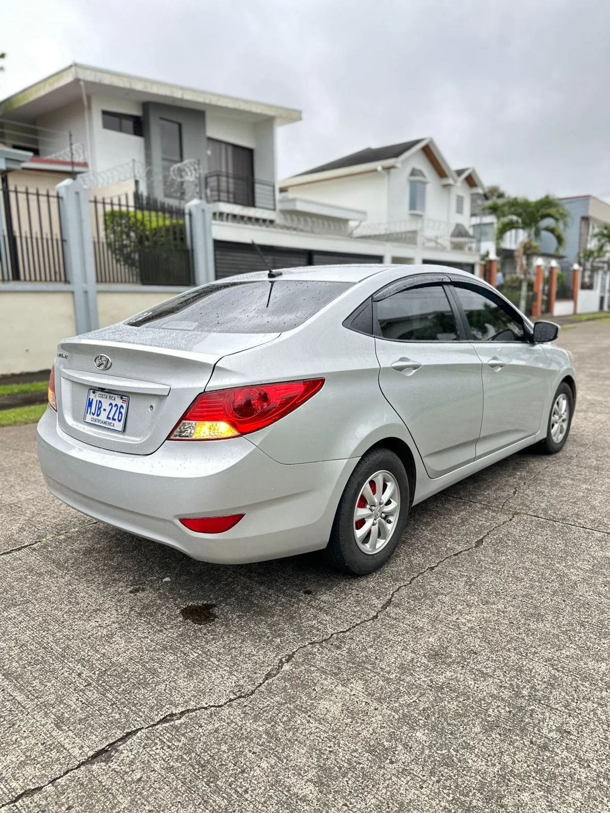 Hyundai Accent - Image 3