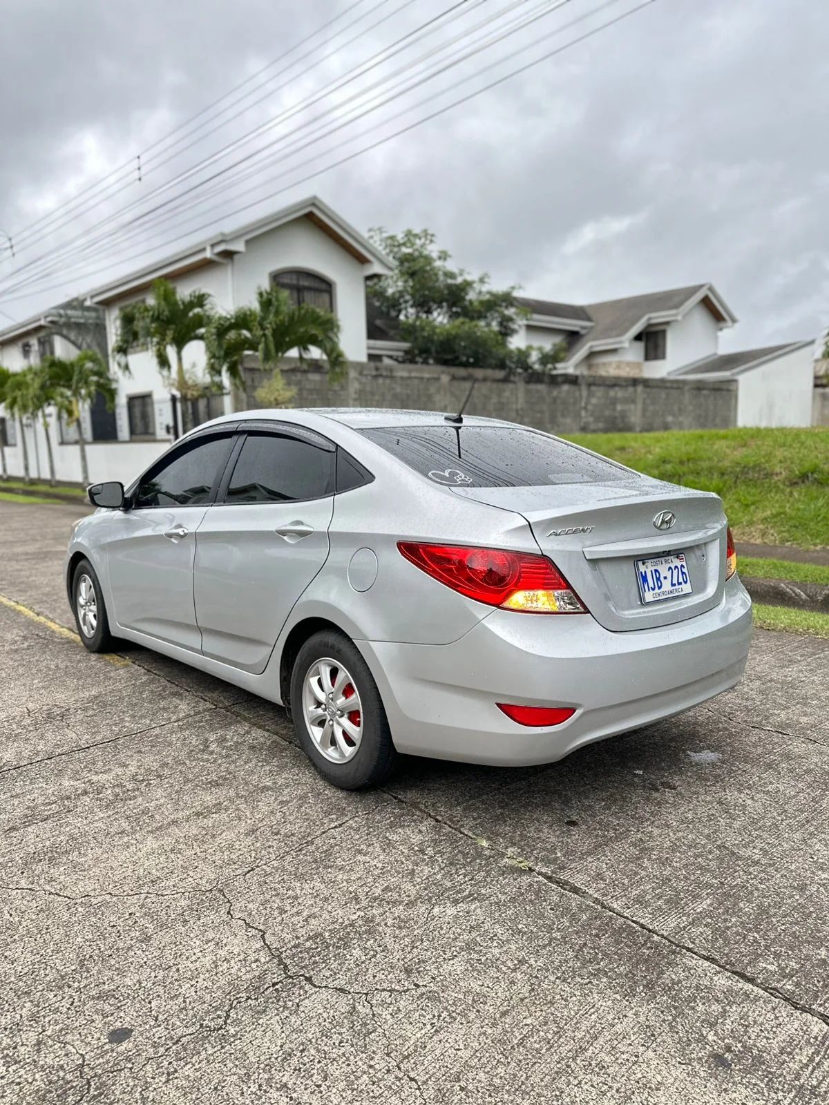 Hyundai Accent - Image 4