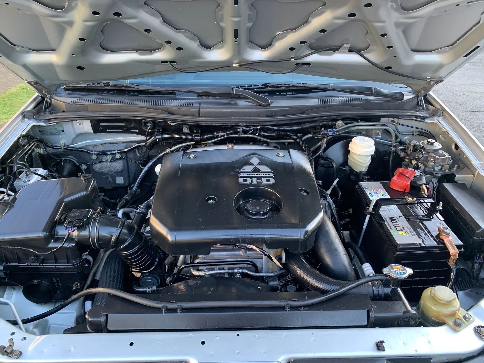 Mitsubishi Montero Sport - Image 7