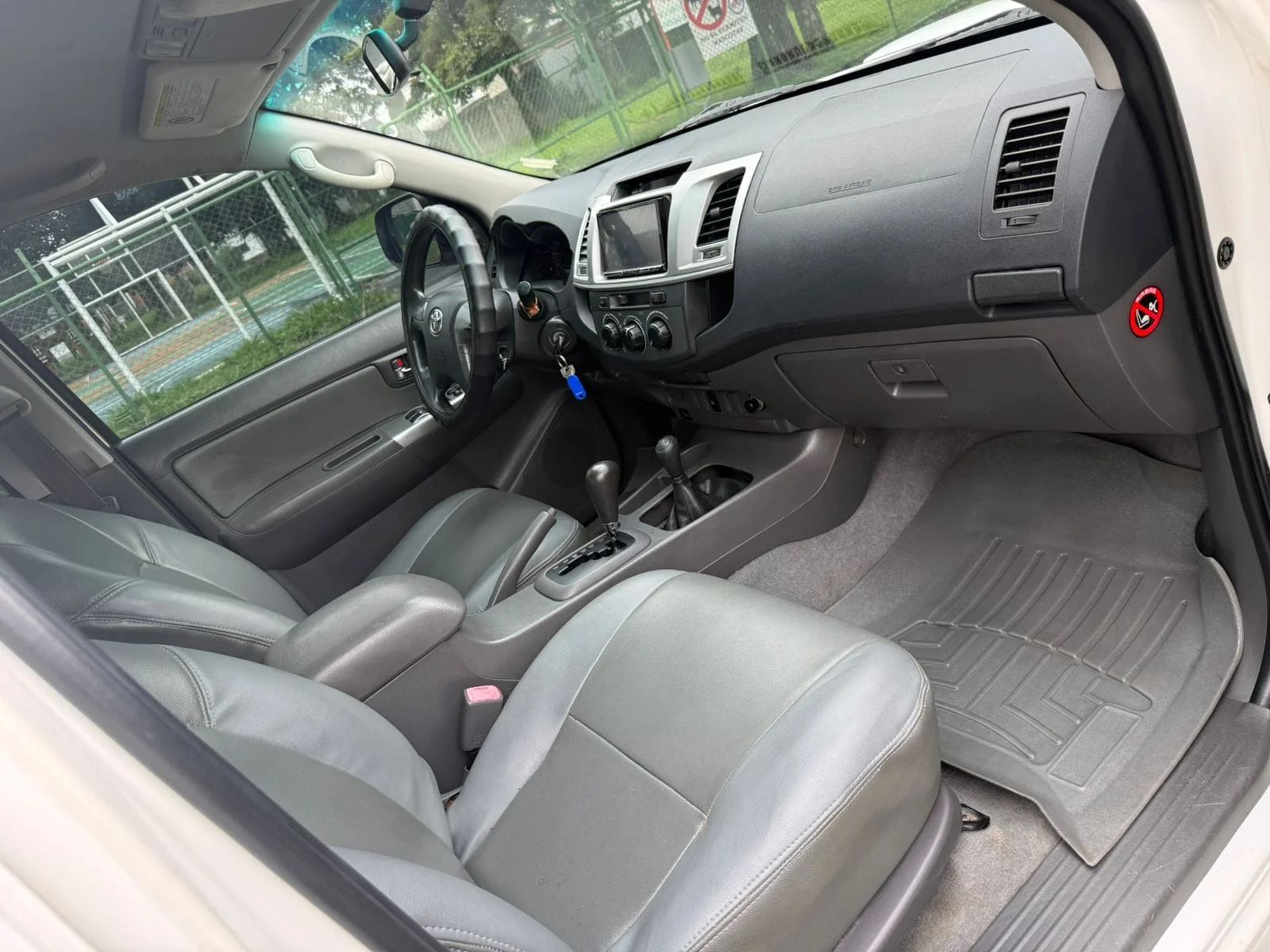 Toyota Hilux SRV - Image 4