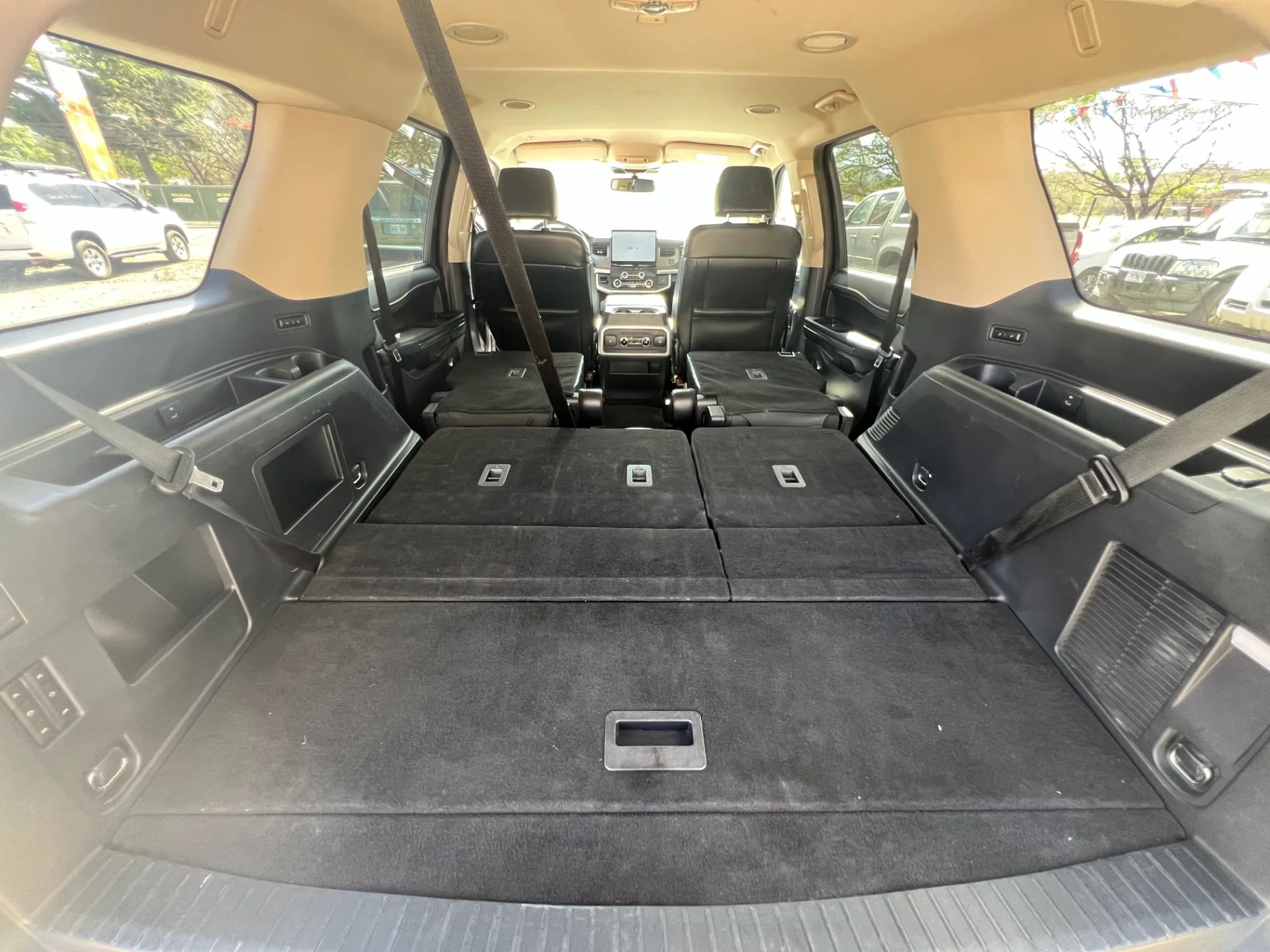 Ford Expedition - Image 10