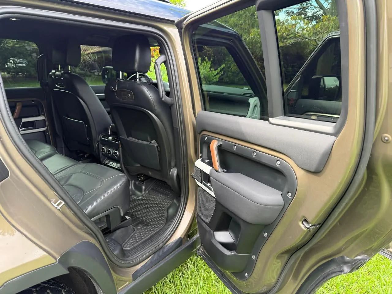 Land Rover Defender P400 - Image 12