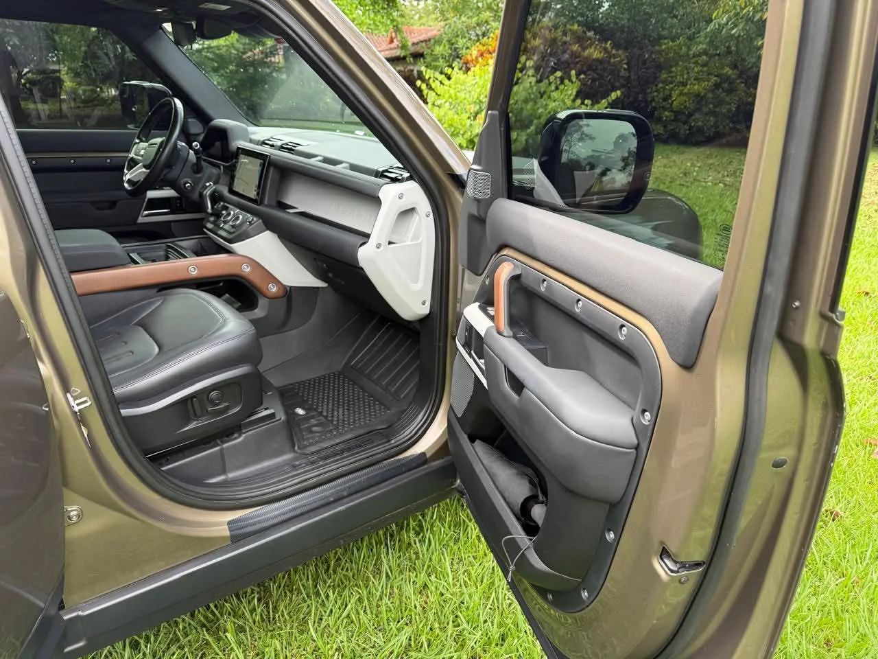 Land Rover Defender P400 - Image 15