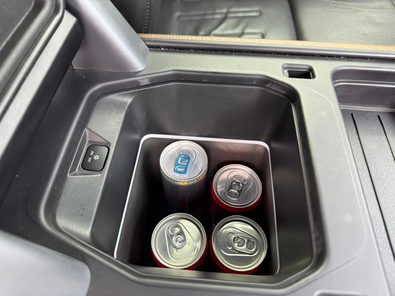 Land Rover Defender P400 - Image 19