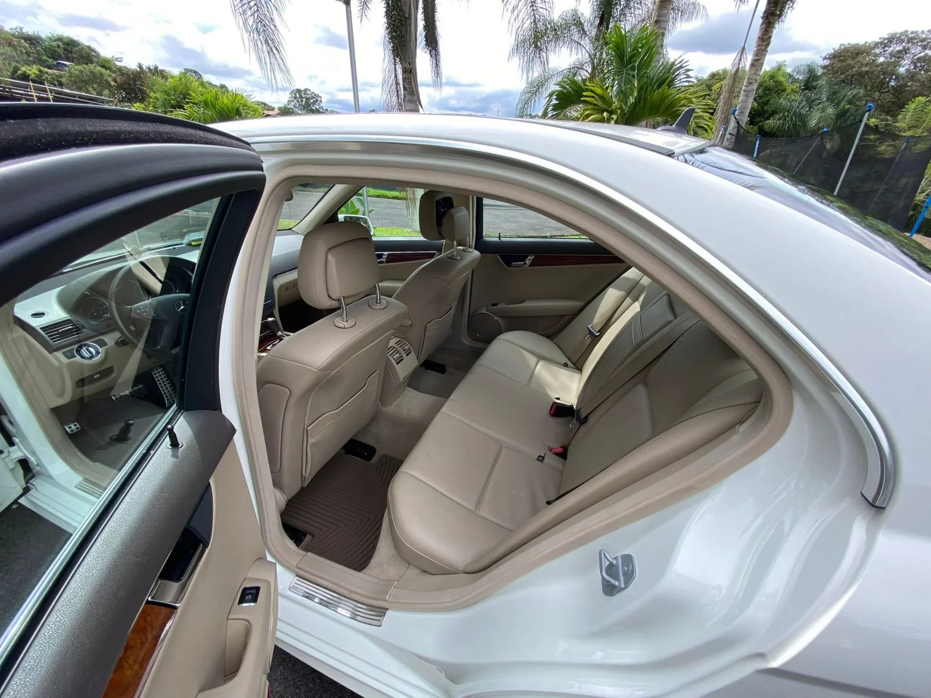 Mercedes-Benz C300 - Image 9