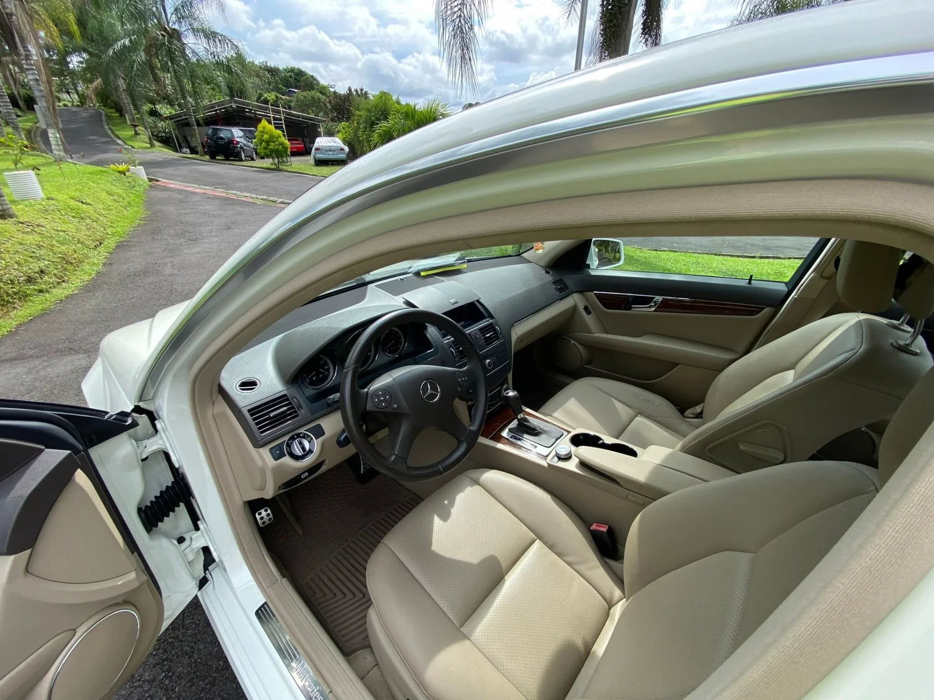 Mercedes-Benz C300 - Image 11
