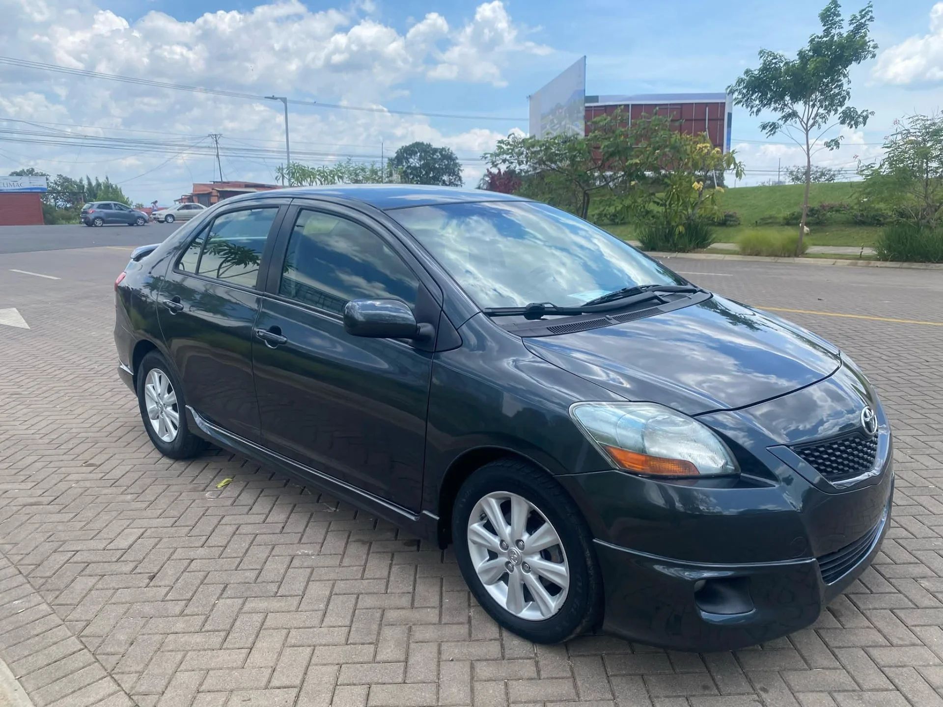 Toyota Yaris - Image 2