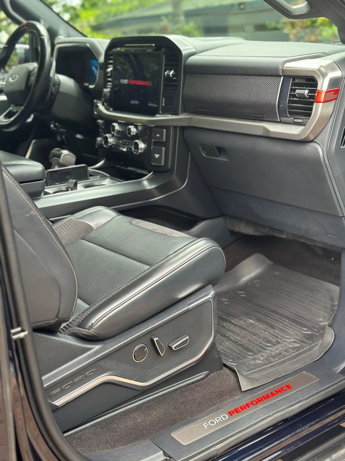 Ford F-150 Raptor - Image 12