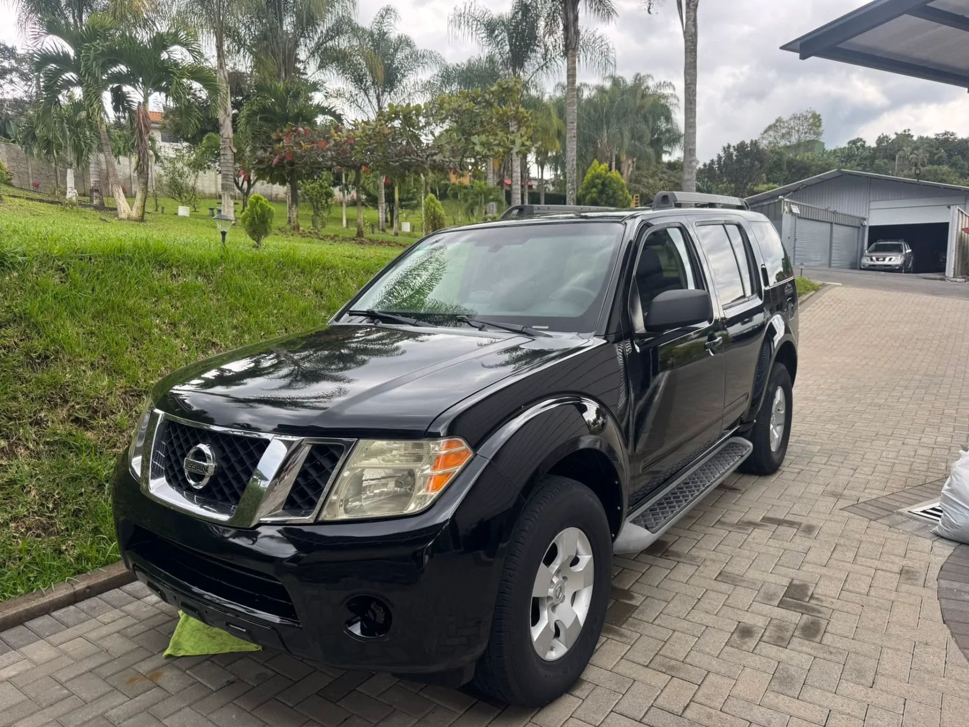 Nissan Pathfinder - Image 1