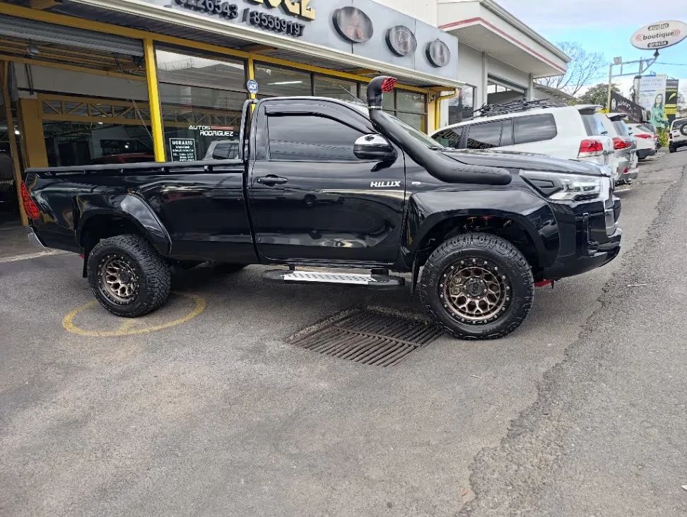 Toyota Hilux - Image 6