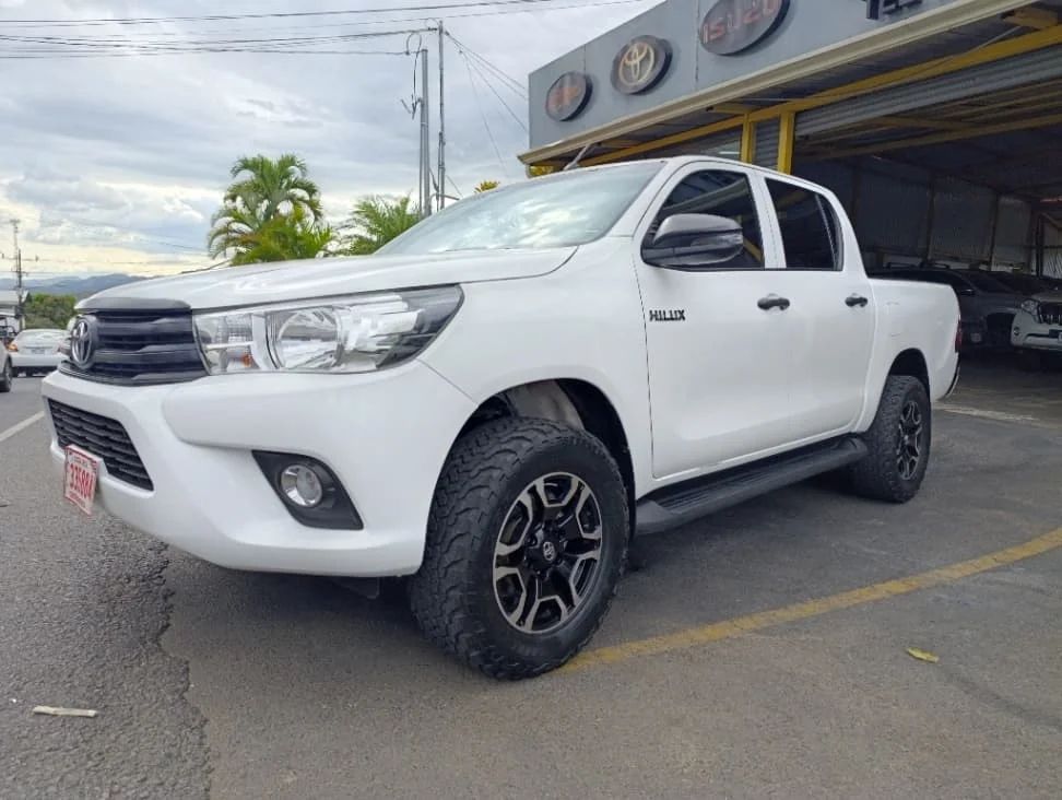 Toyota Hilux - Image 2