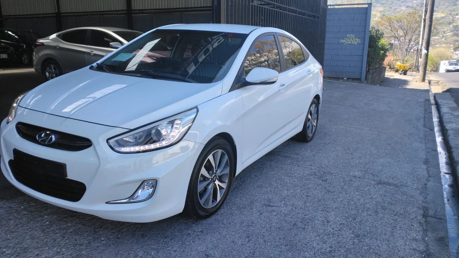 Hyundai Accent - Image 3