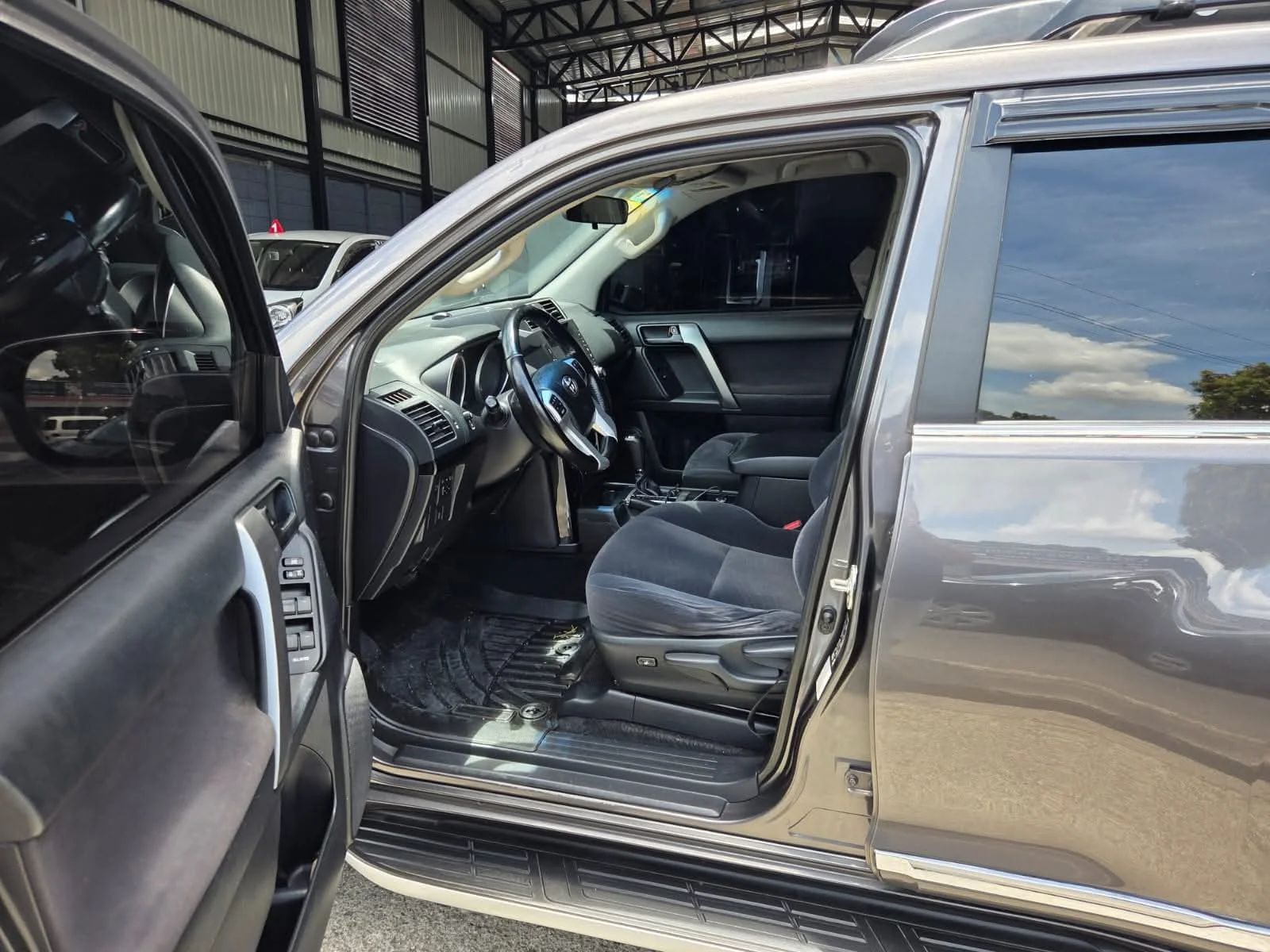 Toyota Land Cruiser Prado - Image 6